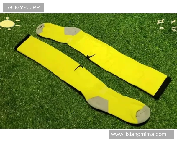 折足球袜的多功能性与时尚搭配技巧解析